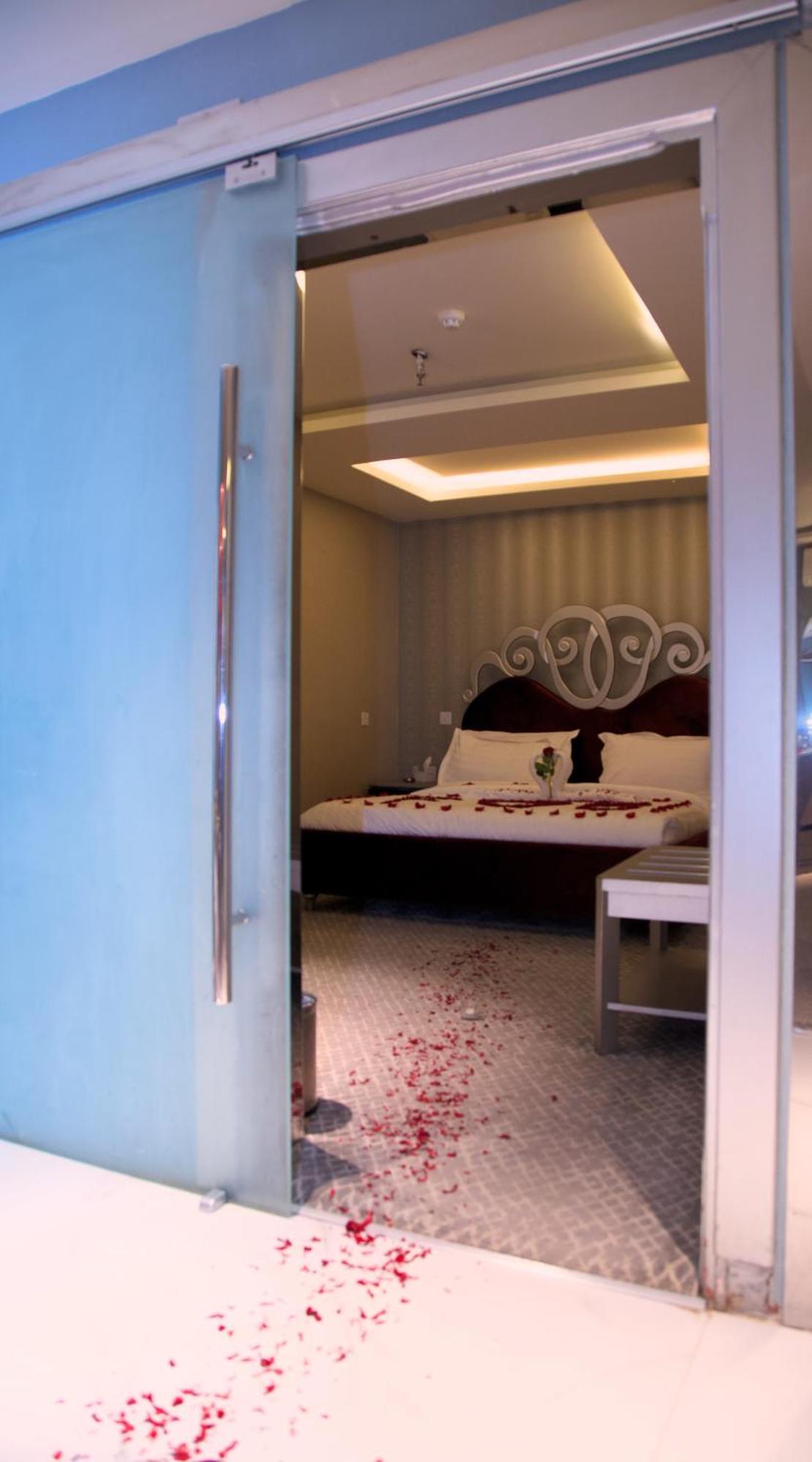 Sharz Hotel Бурайда Екстериор снимка