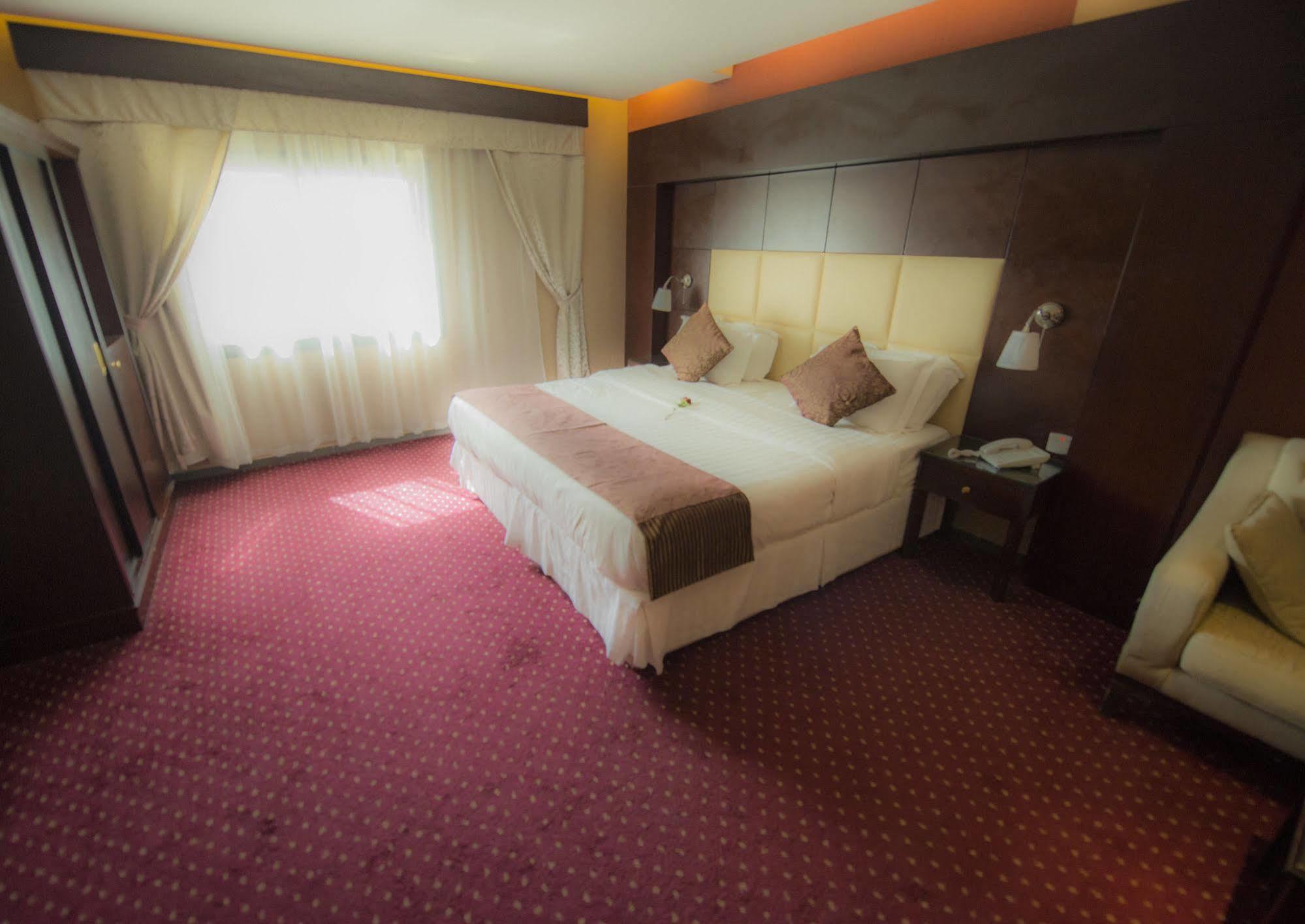Sharz Hotel Бурайда Екстериор снимка